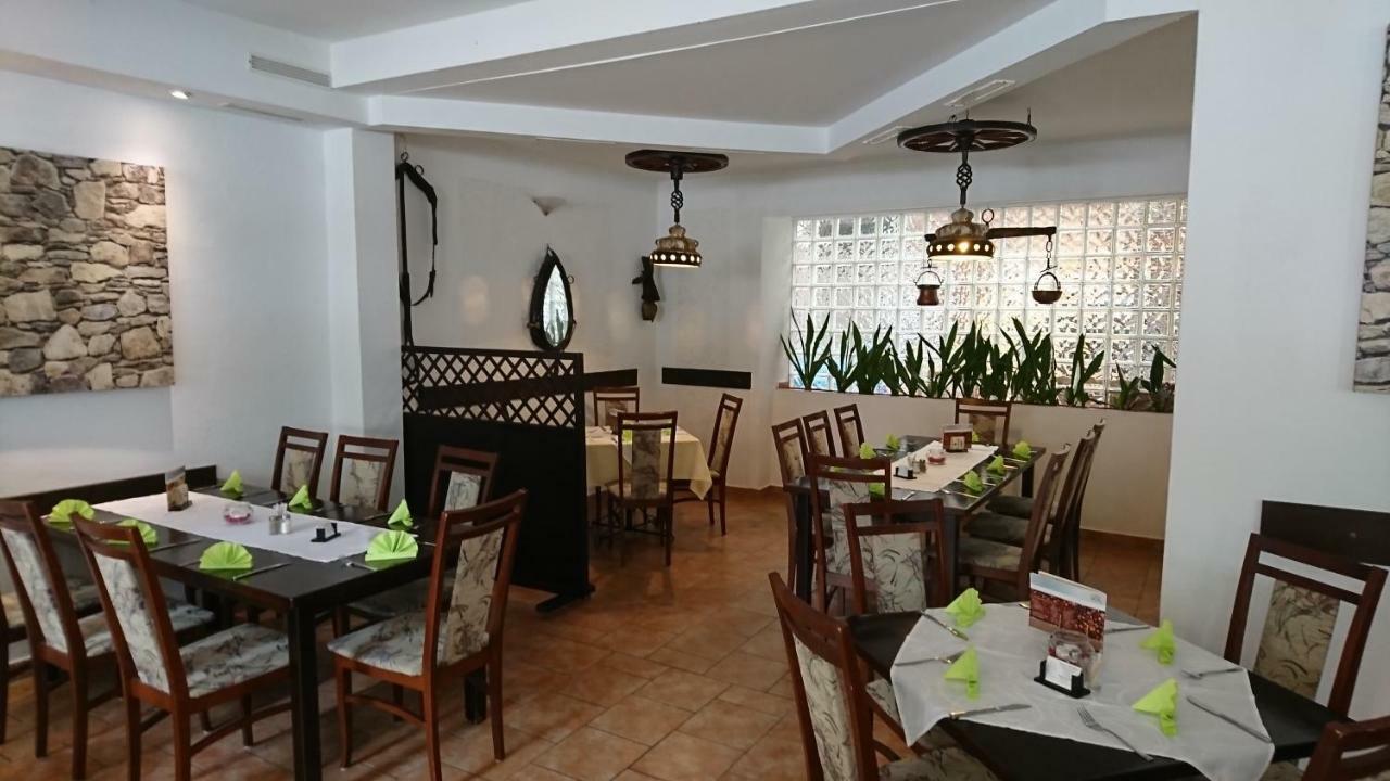Restaurant Rosengarten นอยรุพพิน ภายนอก รูปภาพ