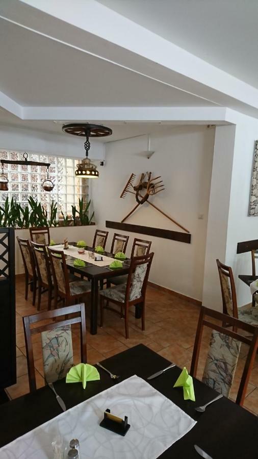 Restaurant Rosengarten นอยรุพพิน ภายนอก รูปภาพ